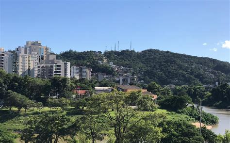 Massa de ar seco garante tempo firme e ensolarado neste sábado em Blumenau