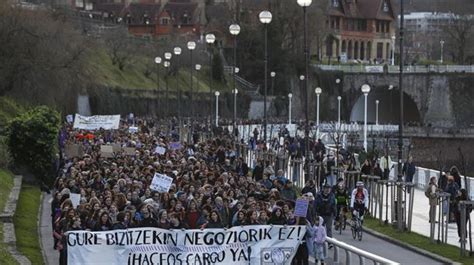 Multitudinario clamor morado en las calles de San Sebastián