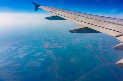 Pemandangan Dari Jendela Pesawat Di Langit Biru Cerah Yang Indah Dan