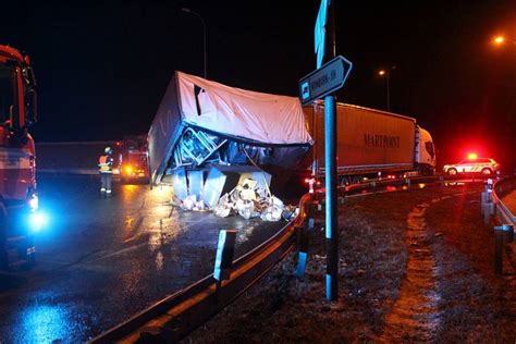 Fotogalerie Nehoda Kamionu Na D A Dal Nehody Zp Soben Ledovkou