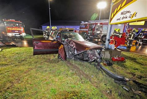 Unfall In Mülsen Mann In Auto Eingeklemmt