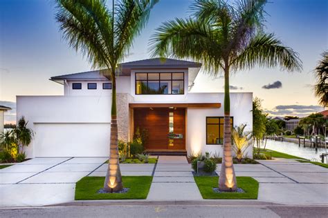 Modern Beach Bungalow Exotique Fa Ade Tampa Par Bw Saba Houzz