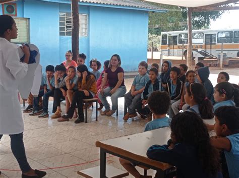 Equipe de saúde leva orientações e avaliação odontológica a alunos de