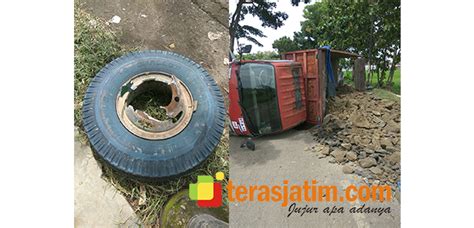 Pecah Ban Dump Truk Bermuatan Tanah Terbalik Di Plosogeneng Jombang