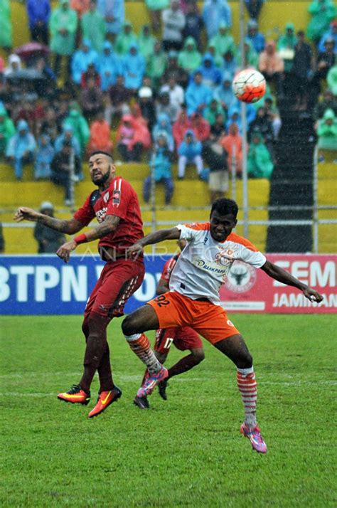 Semen Padang Kalahkan Perseru Antara Foto