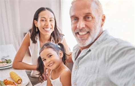 Selfie Familia Y Generaciones Con Amor Y Sonrisa En Retrato Con Abuelo