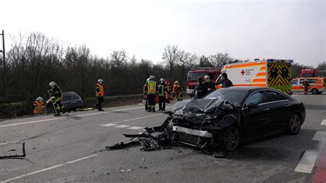 Groß Gerau Schwerer Unfall auf B44 Frau wird in Fahrzeug eingeklemmt