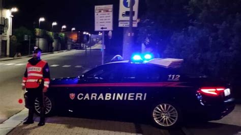 Non Si Ferma All Alt Dei Carabinieri E Tenta La Fuga Era Alla Guida