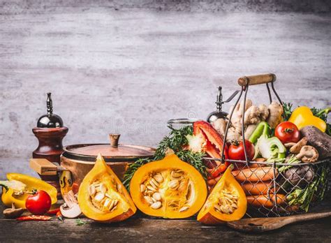 Divers Ingrédients Organiques De Légumes Autour De Pot à Cuire âgé Vide