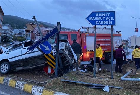 Hatay da feci kaza Refüje çıkan otomobildekiler yaralandı