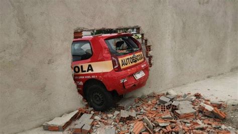 Carro Bate Em Muro Do Detran De Curitiba Em Teste Da Cnh