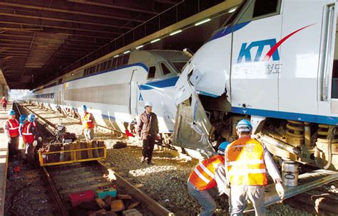 中国高速鉄道が駅で何かと衝突して大破脱線、車体が無惨にも破壊されてしまっている模様 U 1 News