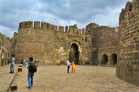 A Guide to Daulatabad Fort and The Fishy Case of The Lost Guidebook