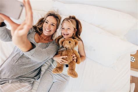 Jeune Famille Heureuse De Prendre Le Selfie Dans La Cuisine Image Stock