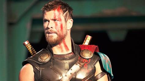 Chris Hemsworth Looks More Than Ready For War In His New Thor: Ragnarok ...