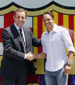 Adriano Firma Su Renovaci N Con El Barcelona Hasta