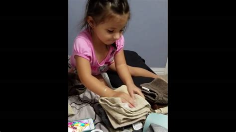 Niña doblando ropa YouTube