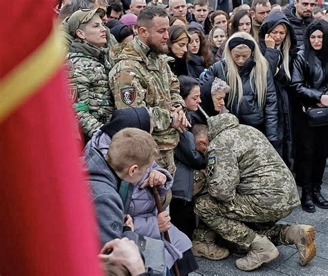 Naczelny Dowódca Sił Zbrojnych Ukrainy gen Walerij Załużny klęczy