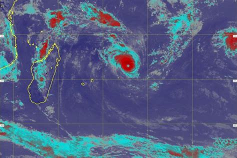 Cyclone Tropical Tr S Intense Freddy L Le Maurice Passe En Alerte