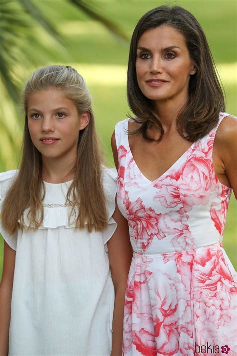 La Reina Letizia Y La Infanta Sofía En Su Posado De Verano 2019 En Marivent Las Vacaciones De