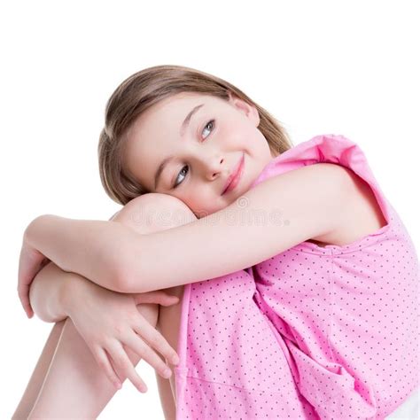 Petite Fille Heureuse S Asseyant Sur Le Lit Et Recherchant Image Stock