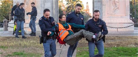 Milano Imbrattano L Arco Della Pace Nuovo Blitz Di Ultima Generazione