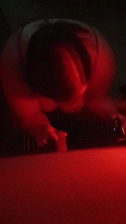 Süße BBW Freundin Beth lutscht Gloryhole Schwanz xHamster