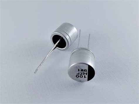 Capacitores electroliticos de aluminio 100uF 50V Joslin Perú