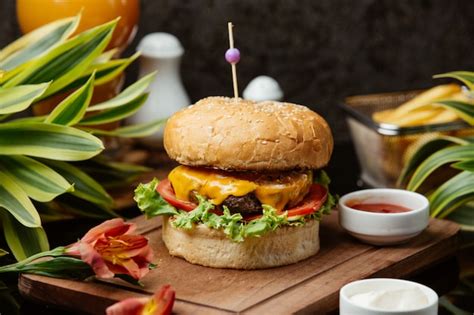 Hambúrguer De Carne Com Alface Queijo Cheddar Derretido Tomate