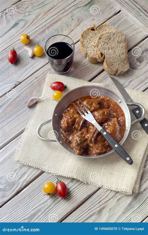 Alb Ndigas En La Cocina Griega De La Salsa De Tomate Foto De Archivo