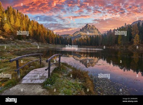 Paisaje del lago Antorno con la famosa montaña Dolomitas de Tre Cime di