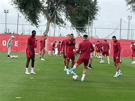 Sevilla FC Nianzou Y Fernando Trabajan Con El Grupo Muchodeporte