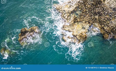 碰撞在岩石的海洋和波浪的空中寄生虫视图 库存图片 图片 包括有 海岸线 寄生虫 科尔福 泡沫 风暴 151487913