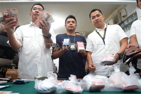 PENGGEREBEKAN JUDI DI RUMAH KOSONG ANTARA Foto