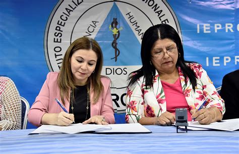 FIRMA CONVENIO UEES IEPROES Universidad Evangélica de El Salvador