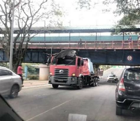 Caminh O Acima Da Altura Permitida Fica Preso Embaixo De Ponte Em Volta