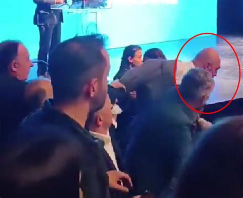 MHP li isim zafer işareti yapan CHP li Meclis Üyesi nin burnunu