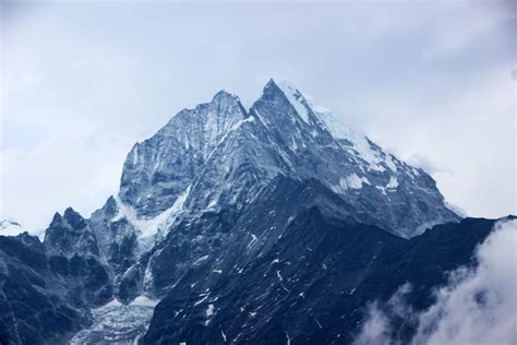 10 Gunung Tertinggi Di Dunia Ada Yang Mencapai 8848 Mdpl