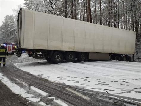 Ciężarówka uderzyła w drzewo Niebezpiecznie na drogach w okolicach