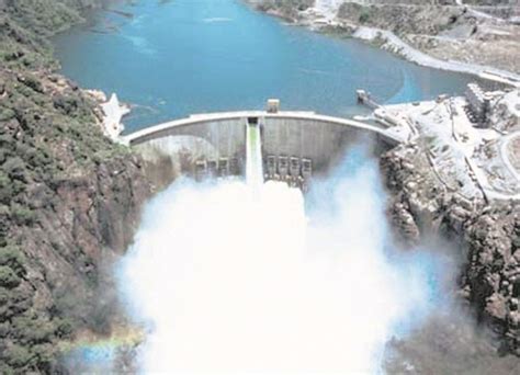 Falling water levels threaten Cahora Bassa dam