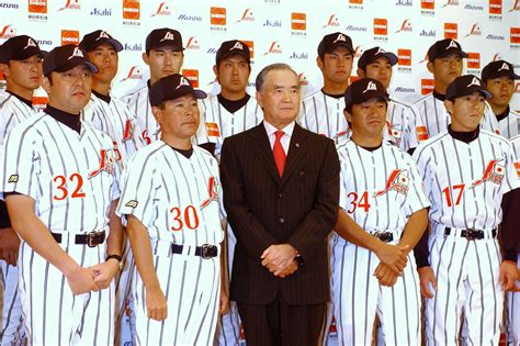 2002年、アテネ五輪に向けた次期日本代表の監督に内定している長嶋茂雄・前巨人監督。釜山アジア大会に向けた9月下旬の記者会見で、メンバーに囲ま