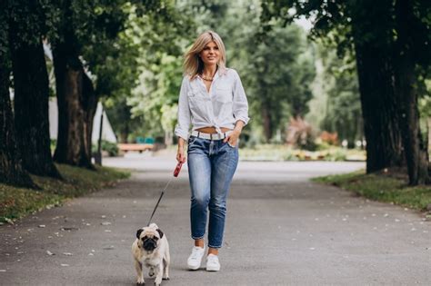 Mujer Dando Un Paseo En El Parque Con Su Mascota Perro Pug Foto Gratis