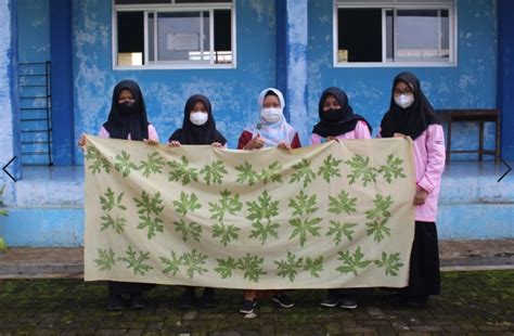 Praktik Pewarnaan Eco Print Di Smkn Satu Atap Tuntang