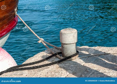 Cuerdas De Bollard Y De Amarre Bollard De Amarre Con Gruesas Cuerdas