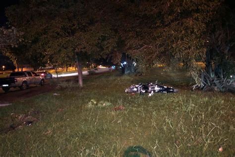 Motociclista morre ao tentar desviar de buraco na pista em Goiânia