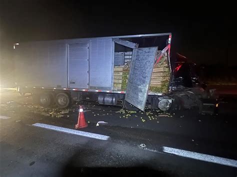 Caminh O Carregado Tomates Bate Em Carretas Na Raposo Tavares Em