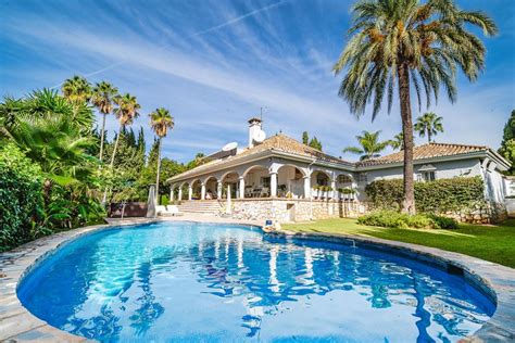 Luxuriöse 4 Zimmern Villa zu verkaufen in Marbella Spanien