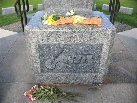 Jimi Hendrix statue, Seattle - Picture of Jimi Hendrix Grave Site ...