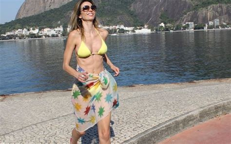 Luciana Gimenez Exibe Boa Forma Ao Ser Fotografada De Biquíni Quem Quem News