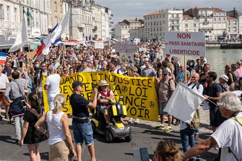 La Rochelle Environ 1 700 Manifestants Samedi 4 Septembre Contre Le